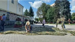 У центрі Луцька плели маскувальні сітки та «кікімори» для військових (фото, відео)