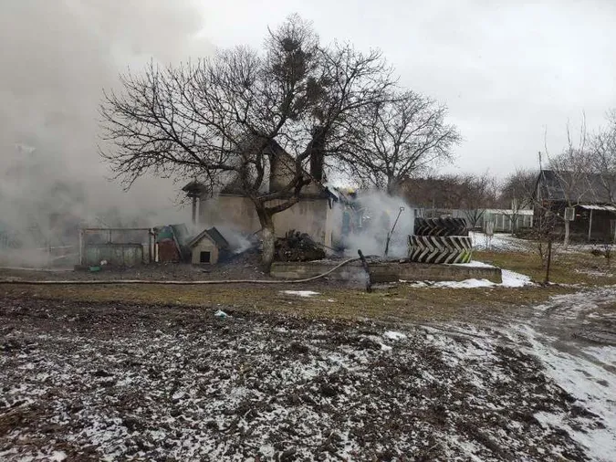У Боголюбах витягнули з пожежі літнього чоловіка (фото)