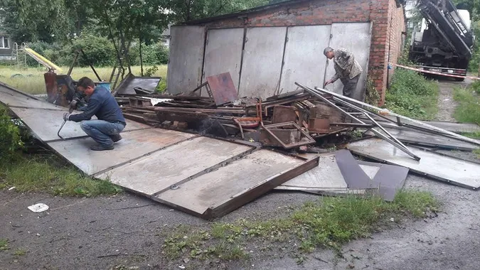Меблі, гори одягу і сміття: що знаходять у незаконних гаражах Луцька (фото)
