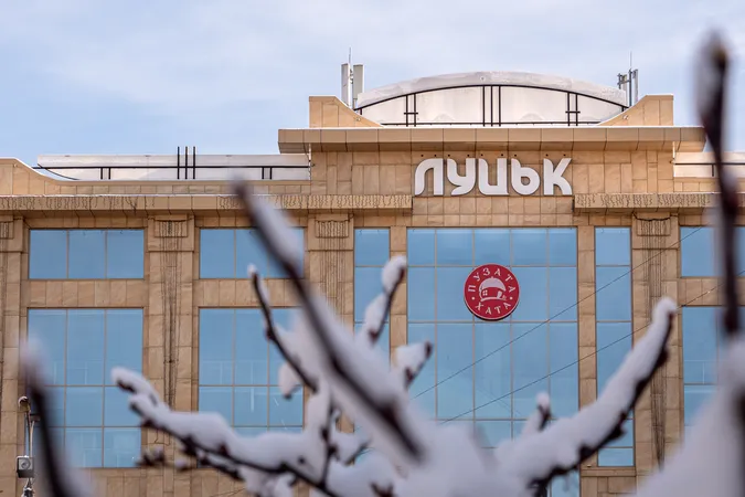 Сніжний ранок посеред весни: казкові фото Луцька