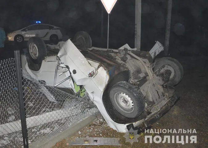 На Волині 14-річний хлопець на «жигулях» протаранив стовп (фото, відео)