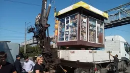 Луцьким муніципалам погрожували звільненням за знесення кіоска (фото)