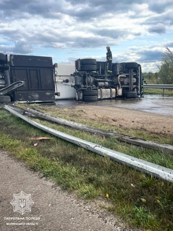 На швидкості наїхав на відбійник: подробиці ДТП на Волині за участю бензовоза (фото)