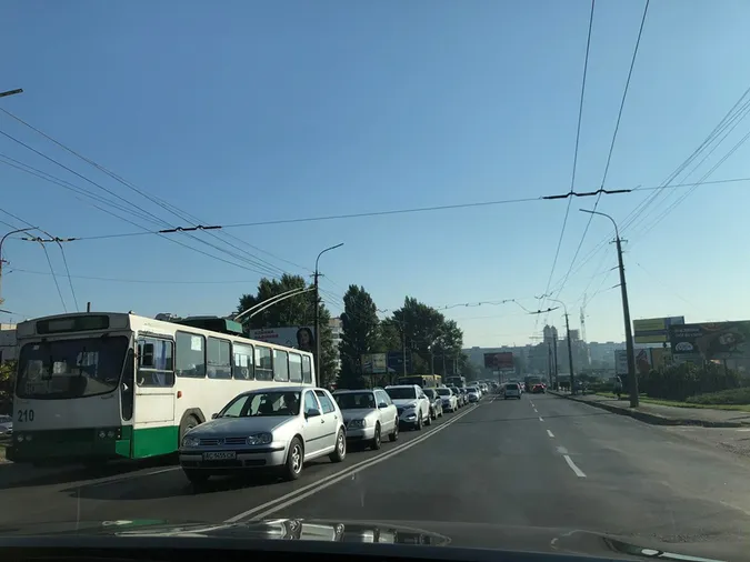 На шляхопроводі біля «Там Таму» – аварія: утворився затор (фото, відео)