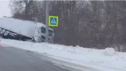Біля Луцька вантажівка злетіла в кювет (відео)