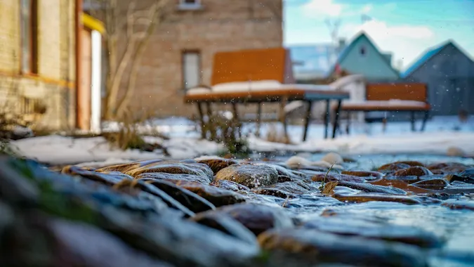 Віконні рами, балкони, таблички: таємниці одного дворика в Луцьку (фото)