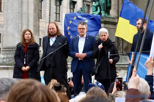 У Мюнхені близько двох тисяч українців провели демонстрацію (фото)