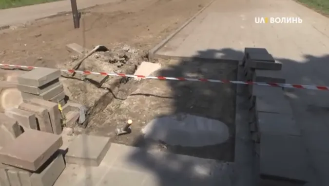 У луцькому парку ремонтують алеї та оновлюють квітники (відео)