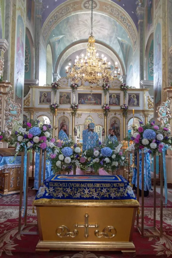 Церковна флористика: лучанка розповіла про квіти для Бога