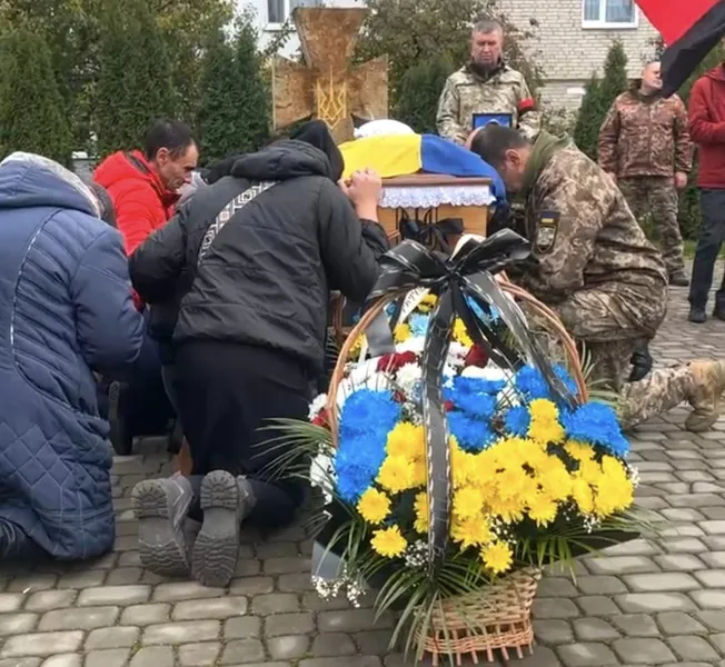 У Рожищі попрощалися із загиблим воїном Віктором Яручиком (фото)
