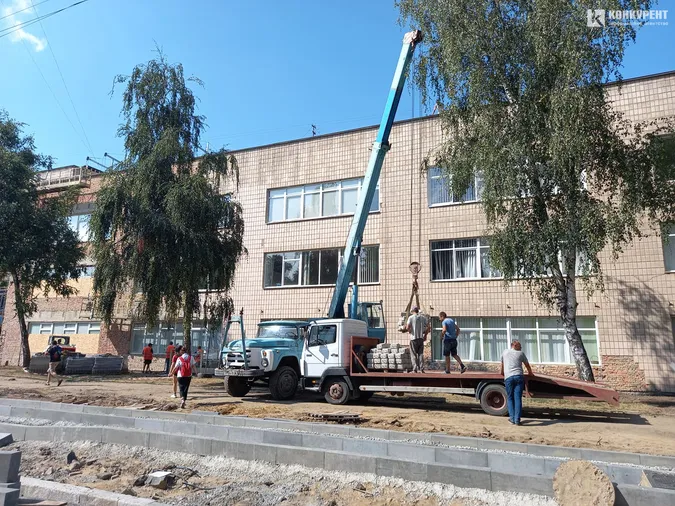 У центрі Луцька обдирають фасад гімназії (фото, відео)