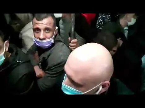 У Київ прибув літак з Італії, багато людей кашляє (відео)
