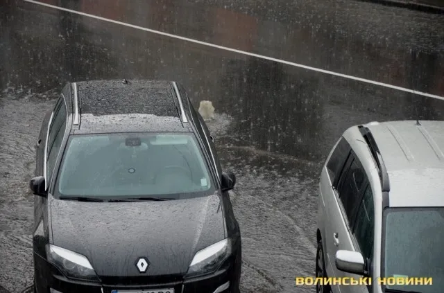 У Луцьку на вулиці прорвалися фонтани (фото, відео)