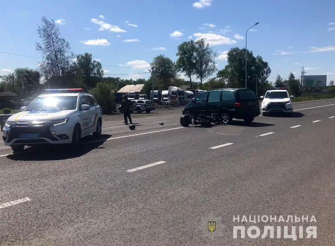 Двоє постраждалих: у Колодяжному мотоцикл протаранив мінівен (фото, відео)
