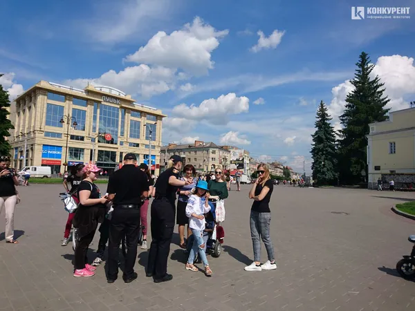 Флікери, цукерки, вікторина: у центрі Луцька пішоходів вчать безпеки (фото)