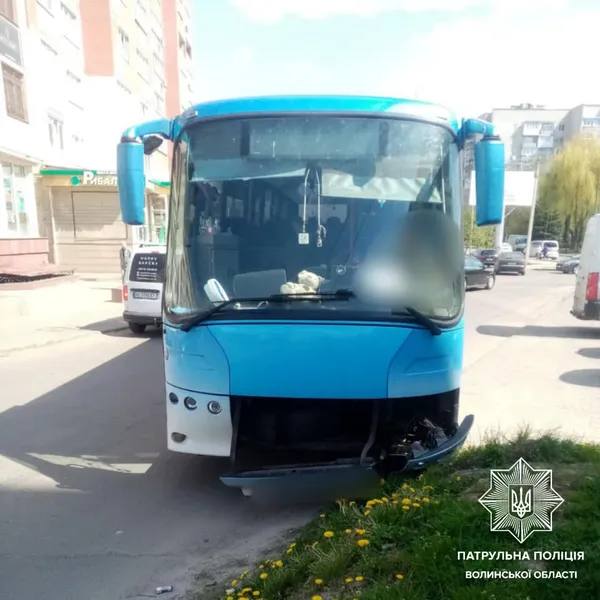 Водій був «під наркотою»: у Луцьку автобус врізався у бордюр і перекрив дорогу (фото, відео)