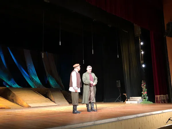 Драматичні канікули: луцькі пенсіонери безкоштовно відвідали закриття 79-го театрального сезону (фото)