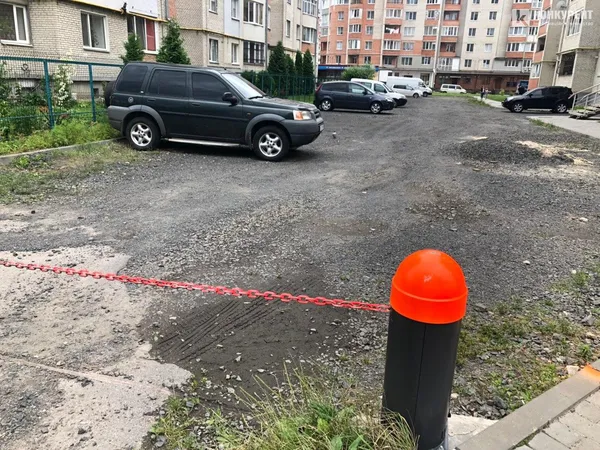 Ланцюг розбрату: як два ОСББ у Луцьку побили горшки через стоянку (ФОТО)