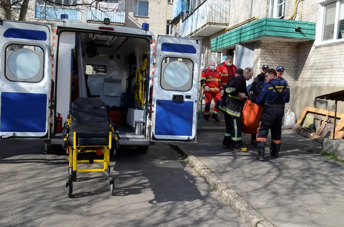 Лізли через балкон: у Луцьку рятували жінку, яка впала й не могла піднятися (фото)