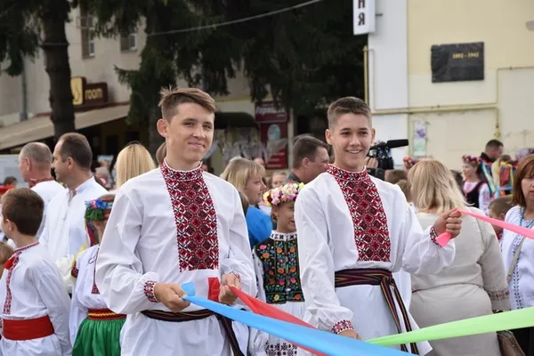 На Театральному майдані лучани «вишили» вінок (фото) 