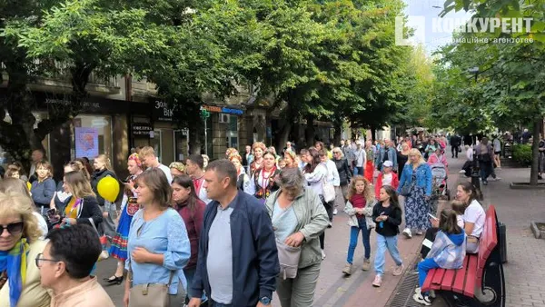 Лялька-велетень, гамір і сміх: в центрі Луцька – хода лялькарів (фото)