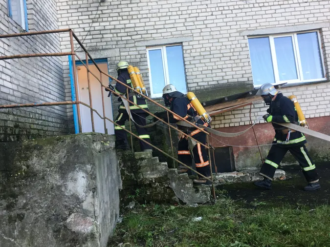 На Волині «загорілася» кімната в гуртожитку: навчання рятувальників (фото)