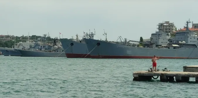 Росія вивела у Чорне море п’ять великих десантних кораблів (фото)