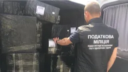Поштою на Схід: волинянин хотів відправити 37 ящиків фальсифікованих сигарок (фото)
