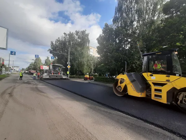На проспекті Соборності в Луцьку вкладають новенький асфальт (фото, відео)