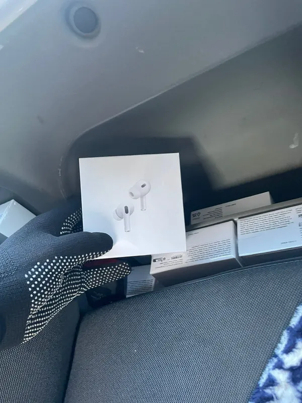 AirPods і брендові сумки: на кордоні викрили контрабандистку з Ковельщини (фото)