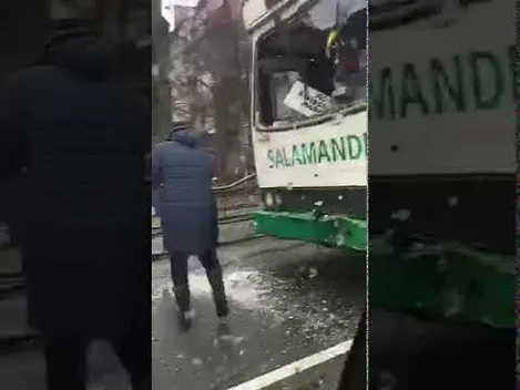 У Луцьку – аварія за участі тролейбуса: з дороги збирають друзки (відео)