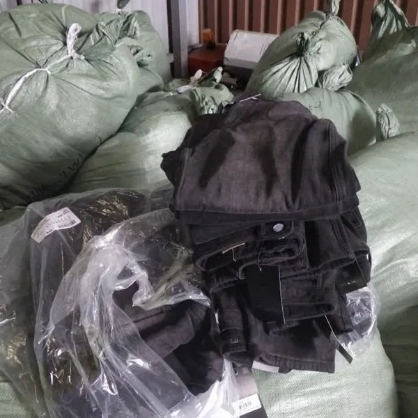 👖Тонна «зайвих» джинсів на мільйон: на митному посту «Луцьк» викрили порушення