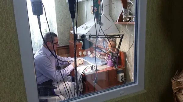 Майстер з Волині різьбить візерунки по яєчній шкарлупі.