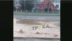 У Луцьку з-під землі б'є фонтан: частина вулиць без води (відео)
