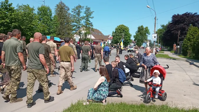 У Шацьку попрощалися із загиблим під Бахмутом молодим воїном (фото)