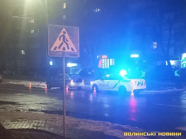 Постраждалу забрали до лікарні: стали відомі деталі ДТП на проспекті Молоді (фото)
