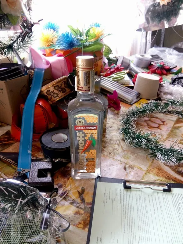 На луцькому ринку «паленку» продавали разом з похоронними вінками (фото)