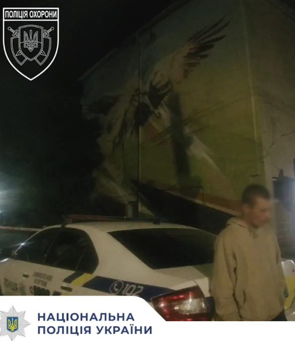 Розбив вітрину і зламав ролети: у Луцьку вночі зловили зловмисника