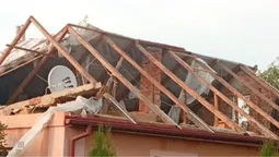 🌪️ Зривало дахи та нівечило будинки: рятувальники під Луцьком ліквідовують наслідки потужного буревію (фото)