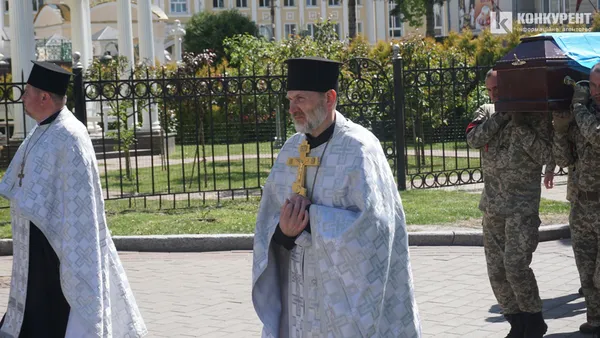 Сльози мужніх: Луцьк на колінах проводжав молодого Героя (фото, відео)