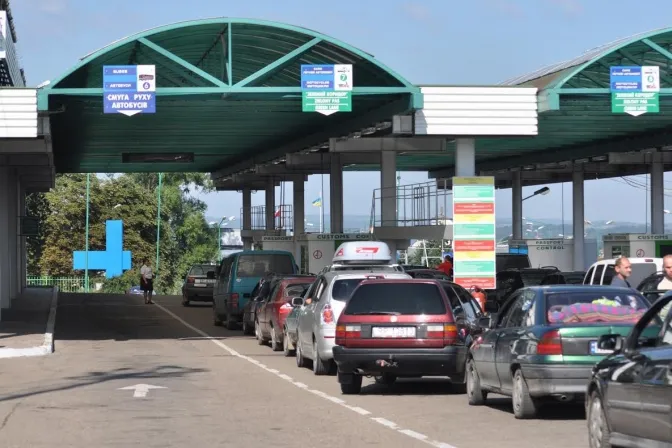 На кордоні з Польщею у чергах стоять понад 500 автівок
