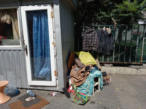Демонтували будку біля луцького «Кораблика», де жили безхатьки