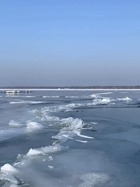 Ніби тане льодовик: на Світязі скресла крига (фото)