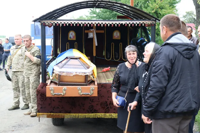 Волинь на колінах проводжала в останню путь воїна Олексія Кунчика (фото, відео)