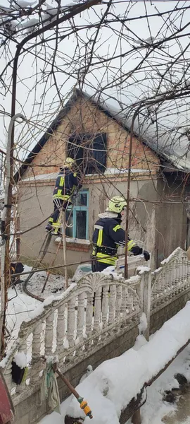 У Луцькому районі рятувальники разом з пожежниками-добровольцями гасили вогонь у будівлі (фото)