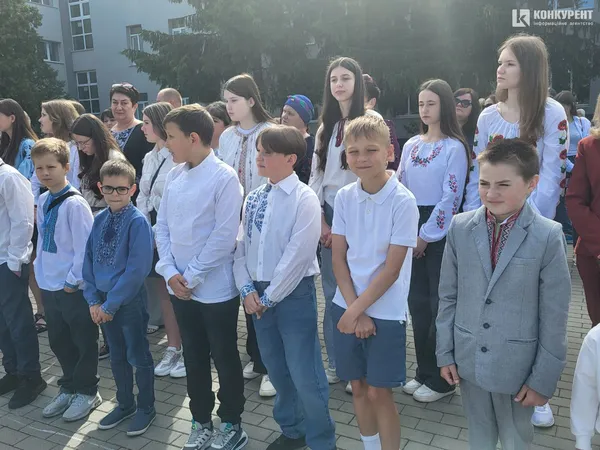 «Бо ми – люди-титани»: як у Луцькому ліцеї №10 танцювали випускний вальс (фото, відео)