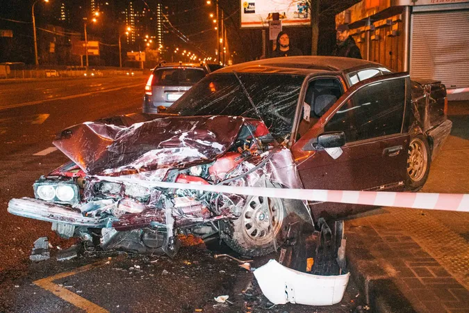 Автотроща в Києві: машина летіла на зупинку з людьми (ФОТО)