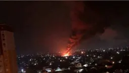 Ворожий безпілотник врізався у житловий будинок у Києві: будинок палає (фото)
