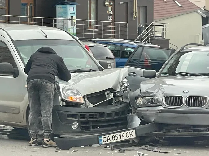 Вимушений об‘їзд: у Луцьку – аварія на Чорновола (фото, відео)