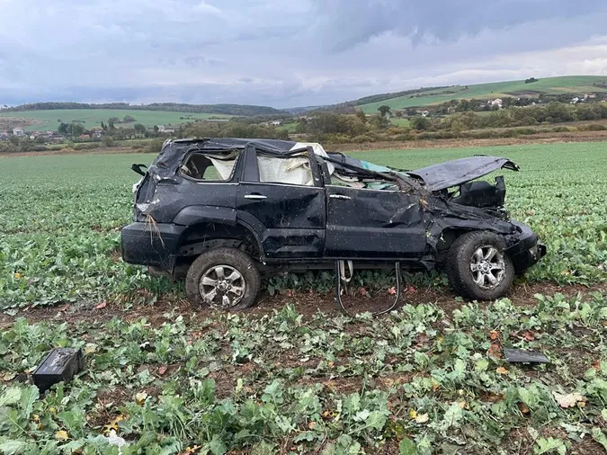 Lexus злетів у кювет: у ДТП на Львівщині травмувалися волиняни, з них двоє – діти (фото)